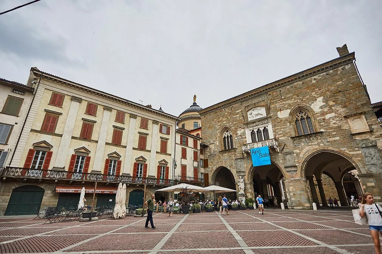 Astra-Modern Loft Cathedral View Apartment Bergamo